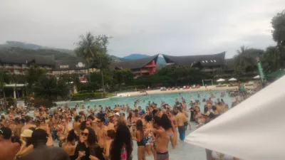 波利尼西亞最好的泳池派對Bob Sinclar Tahiti怎麼樣？ : 在派對的發作時充分游泳