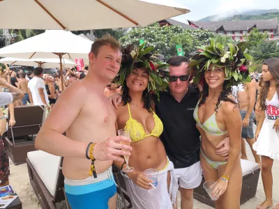 Polynesia, Bob Sinclar Tahiti에서 최고의 수영장 파티가 어땠습니까? : 파티에서 친구들과