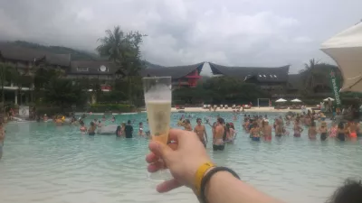 Bagaimana pesta kolam terbaik di Polynesia, Bob Sinclar Tahiti? : Minum champagne semasa pemanasan parti