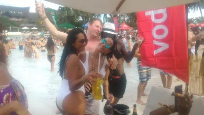 ¿Cómo fue la mejor fiesta en la piscina en la Polinesia, Bob Sinclar Tahiti? : Conocer gente nueva durante el show.