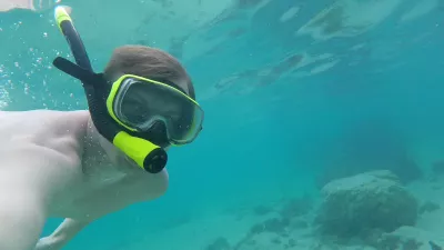 Taitidagi lagun jannatidagi eng yaxshi snorkeling plyaji : PKKning Taitiidagi Taiti lagun jannati plyajida suv ostida suzish