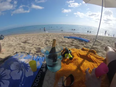 Najlepšia pláž na šnorchlovanie v raji Tahiti lagoon : Šnorchlovanie a plavecké vybavenie pripravené pri popíjaní ananásového vína na pláži Vaiava