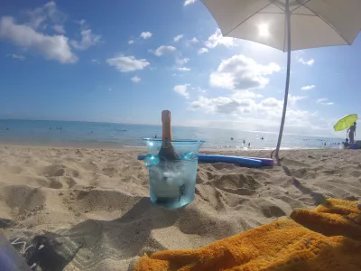 Најбоља плажа за роњење у рају Тахити лагуне : Сунцобран на плажи, пешкири, базенски резанци, опрема за роњење и шампањац на плажи