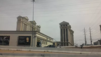 Vacsora a Las Vegas konténerparkban és imádkozó sáska : Cézár palotája látható az autópályáról