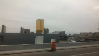 Brunch på container park Las Vegas og dens bønner : Trump tårn set fra motorvejen