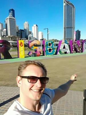 Jedinečné a levné věci v Brisbane, které se nikdy v Brisbane nudit nebudou! : Selfie vpředu na znamení Brisbane na SouthBank