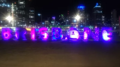Những điều độc đáo và rẻ tiền để làm ở Brisbane để không bao giờ chán ở Brisbane! : Dấu hiệu Brisbane vào ban đêm