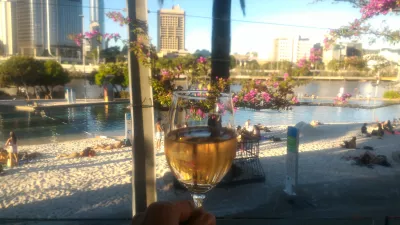 Jedinečné a levné věci v Brisbane, které se nikdy v Brisbane nudit nebudou! : Sklenka vína na venkovní terase v baru SouthBankBeerGarden s výhledem na bazén