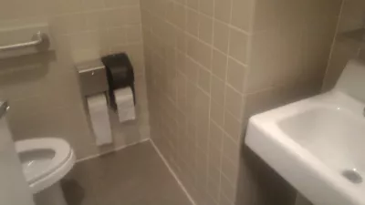 Quelle est la chambre d'hôtel la moins chère à San Fran Union Square? : Toilettes de la salle de bain à l'hôtel urbain San Fran