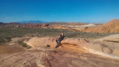A day tour at valley of fire state park in نيفادا : تظاهر فوق الصخور بمناظر صحراوية مدهشة