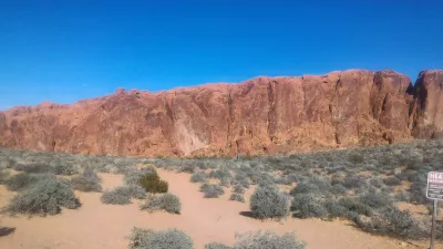 A day tour at valley of fire state park in نيفادا : صخرة ضخمة لتجنب