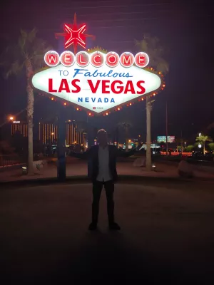 Pirmā diena Vegasā, apmeklējot draugu: Strip naktī, ēdiena gatavošanas flambée : Nakšņojot pie Lasvegasas ielas, laipni lūdzam zīmi naktī