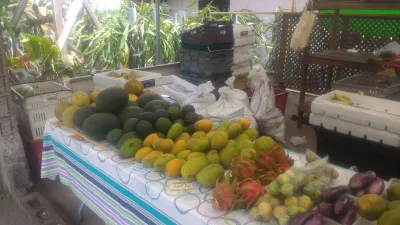 Ką valgyti Taityje Ramiojo vandenyno viduryje? : Vaisių ir daržovių gatvės pardavėjas iš savo sodo
