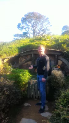 Hobbiton Movie Set Tour, ein Besuch des Hobbit-Dorfes in Neuseeland : Vor einem Hobbithaus