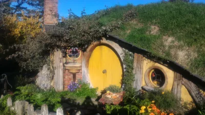 Hobbiton Movie Set Tour, ein Besuch des Hobbit-Dorfes in Neuseeland : Hobbithaus mit gelber Tür