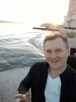 Լիսաբոնում, Պորտուգալիայում, շրջայցով : Selfie- ի կողմից լողափի մայրամուտի ֆոնին