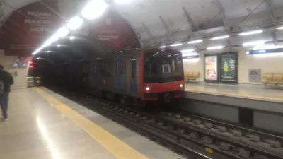 Turais i Liospóin, an Phortaingéil le turas cathrach : Metro ag teacht chuig an stáisiún