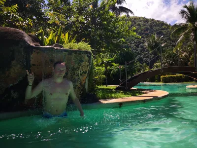 Как самый длинный бассейн в Полинезии? : Под фонтаном между двумя сеансами плавания