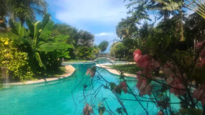 Πώς είναι η μακρύτερη πισίνα στην Πολυνησία; : Λουλούδια και πισίνα