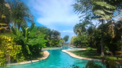 ¿Cómo es la piscina más larga de la Polinesia? : Vista sobre toda la piscina y el océano pacífico.