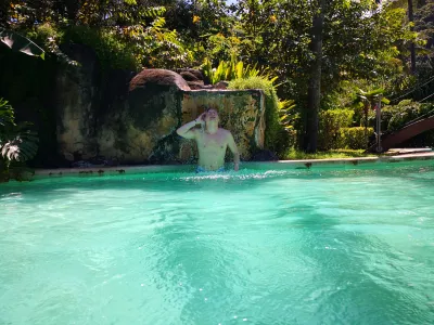 Jaki jest najdłuższy basen w Polinezji? : Relaks pod fontanną w basenie rezydencji Carlton Plage