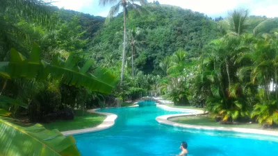 Jaký je nejdelší bazén v Polynésii? : Pohled na celý bazén pod sluncem a luxusní vegetací Tahiti