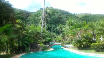 Wie ist das längste Schwimmbad in Polynesien? : Sonnenlicht beleuchtet den Pool