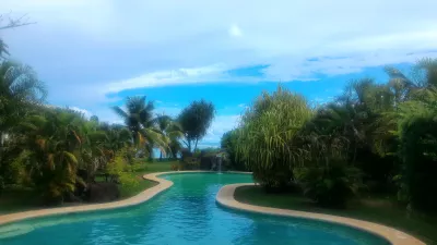 Jaki jest najdłuższy basen w Polinezji? : Basen, laguna Tahiti i Ocean Spokojny w idealny słoneczny dzień