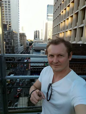 Nomads Brisbane хостел преглед - най-добрият хостел в Бризбейн : На терасата на покрива на хостела с изглед към улиците на Брисбен CBD