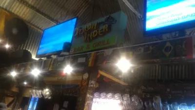 Nomads Brisbane yotoqxonasining taqrizi - Brisbendagi eng yaxshi yotoqxona : Bar & Grill ostida pastga bar