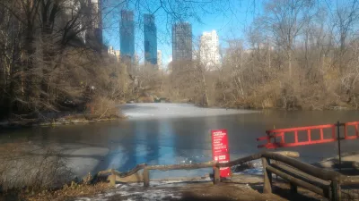 New York Central park free walking tour : Frozen pond and skyscrappers