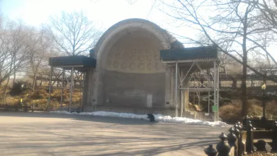 Bezpłatna wycieczka piesza do parku w Nowym Jorku : Odkryty budynek koncertowy w Central Parku