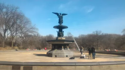 Bezpłatna wycieczka piesza do parku w Nowym Jorku : Posągi i fontanna w parku