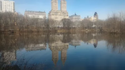 New York Central park free walking tour : Building and its reflection on a pond