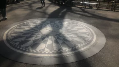 Нью-Йорк Төвийн парк үнэгүй аялал хийх : Жон Леннон NYC Мозаик гэж төсөөл
