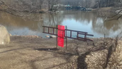 New York-i Central Park ingyenes gyalogos túra : Mentő létra egy kis tó mellett