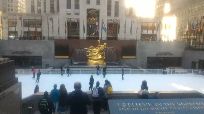 New York Mərkəzi parkı pulsuz yürüyüş turu : Rockfeller mərkəzinin qarşısında buz salonu