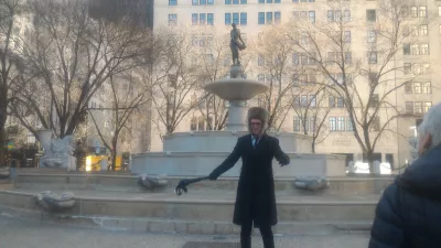Bezpłatna wycieczka piesza do parku w Nowym Jorku : Przewodnik przed fontanną Pulitzera