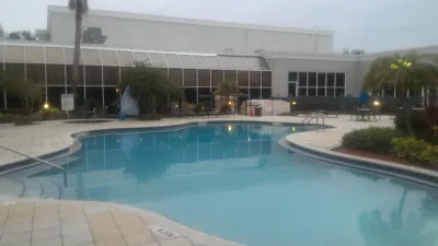 จากมหานครนิวยอร์กสู่ออร์แลนโดเมืองหลวงแห่งสวนสนุกของโลก : สระว่ายน้ำกลางแจ้งใน Park Inn resort Kissimmee