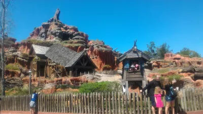Hogyan látogatható meg a Disney Magic Kingdom? : Splash hegyi út jel