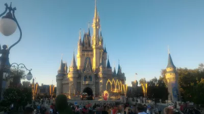 Bagaimanakah lawatan sehari di Disney Magic Kingdom? : Pemandangan indah istana Cinderella