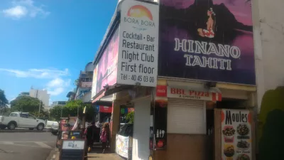 Papeetės savivaldybės rinka, pasivaikščiojimas Taitano perlų rojuje : „Bora Bora Lounge“ restoranas Papeetės įėjime