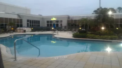 От отеля Киссимми возле Орландо до Лас-Вегаса : Открытый бассейн и отель Park Inn by Radisson Орландо