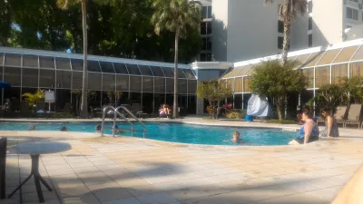 From Kissimmee hotel near Orlando to Las Vegas : Outdoor swimming pool under the sun