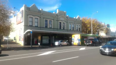 Auckland toplu taşıma seçenekleri nelerdir? : Ponsonby bölgesinde bir durak yapan bir halk otobüsü