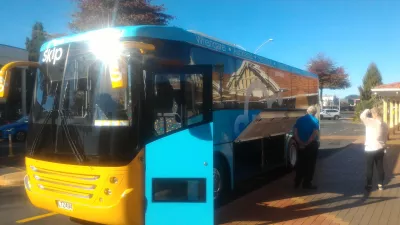 Quelles sont les options de transport public à Auckland? : Embarquement dans un bus SKIP à Rotorua