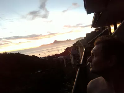Imej matahari terbenam yang indah di pantai terbaik Tahiti : Selfie dengan latar belakang matahari terbenam yang indah di pulau Moorea di latar belakang