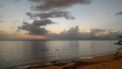 Imej matahari terbenam yang indah di pantai terbaik Tahiti : Matahari terbenam kelabu di Tahiti ke Pulau Moorea foto stok bebas
