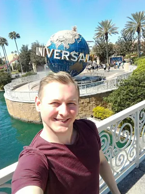 Bagaimanakah hari di Universal Studios Orlando? : Di hadapan logo ikonik Universal Studios Orlando masuk