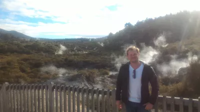 Ett besök av Wai-O-Tapu värmeunderland och Lady Knox geyser : Med vulkanisk ånga i bakgrunden